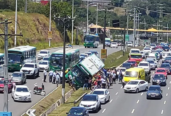 Ônibus tomba e deixa quatro pessoas feridas na Avenida Paralela, em Salvador