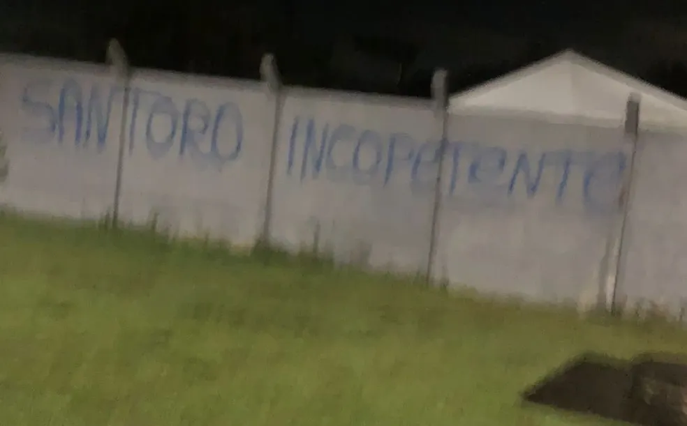Torcedores do Bahia protestam pinchando muro do centro de treinamento do clube