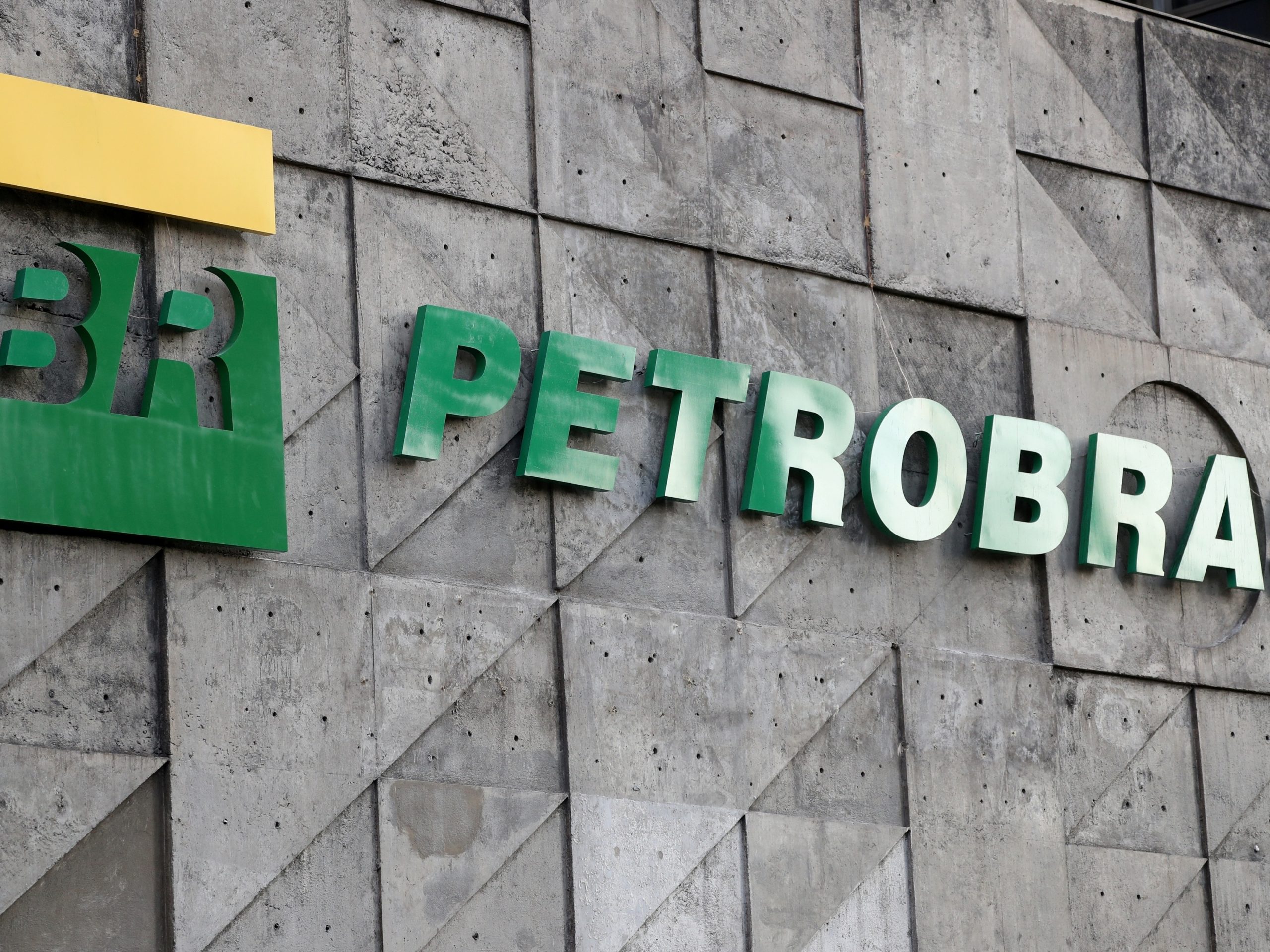 Petrobras anuncia mudança na paridade de preço e queda nos combustíveis