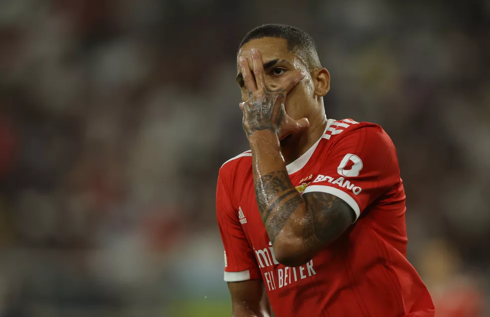 Benfica baixa pedida por Gilberto, e Bahia segue em negociação para contratar o lateral