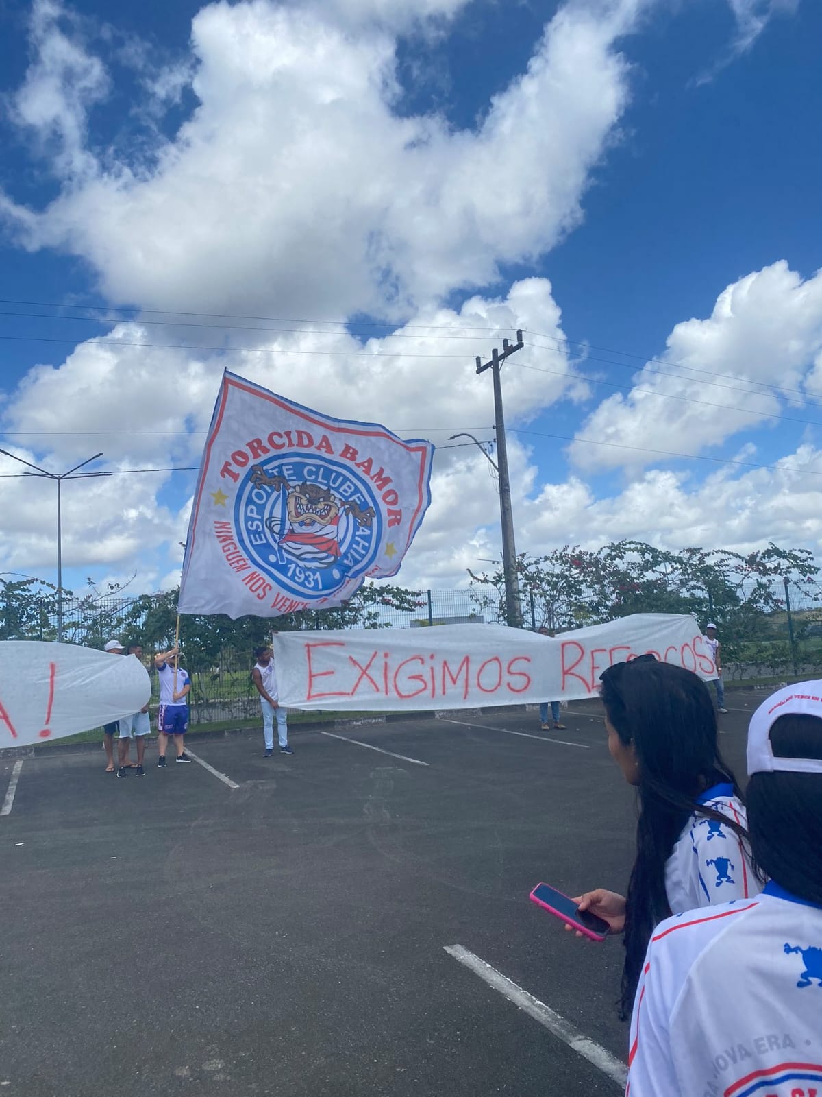 Torcida organizada Bamor protesta em frente ao CT do Bahia