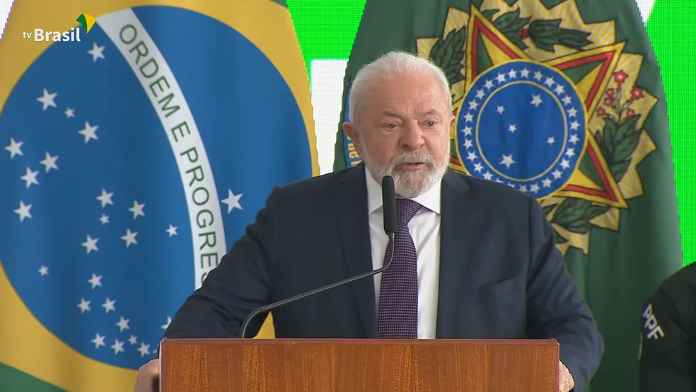 Com dores no quadril lula faz procedimento para médico para amenizar quadro