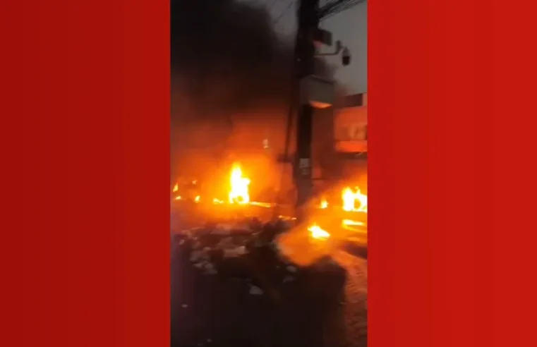Ônibus incendiado e outro apedrejado em bairro de Salvador; moradores relatam arrastão e aulas foram suspensas