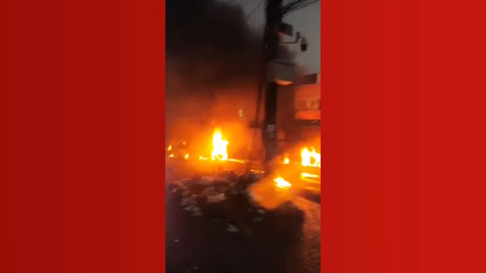 Ônibus incendiado e outro apedrejado em bairro de Salvador; moradores relatam arrastão e aulas foram suspensas