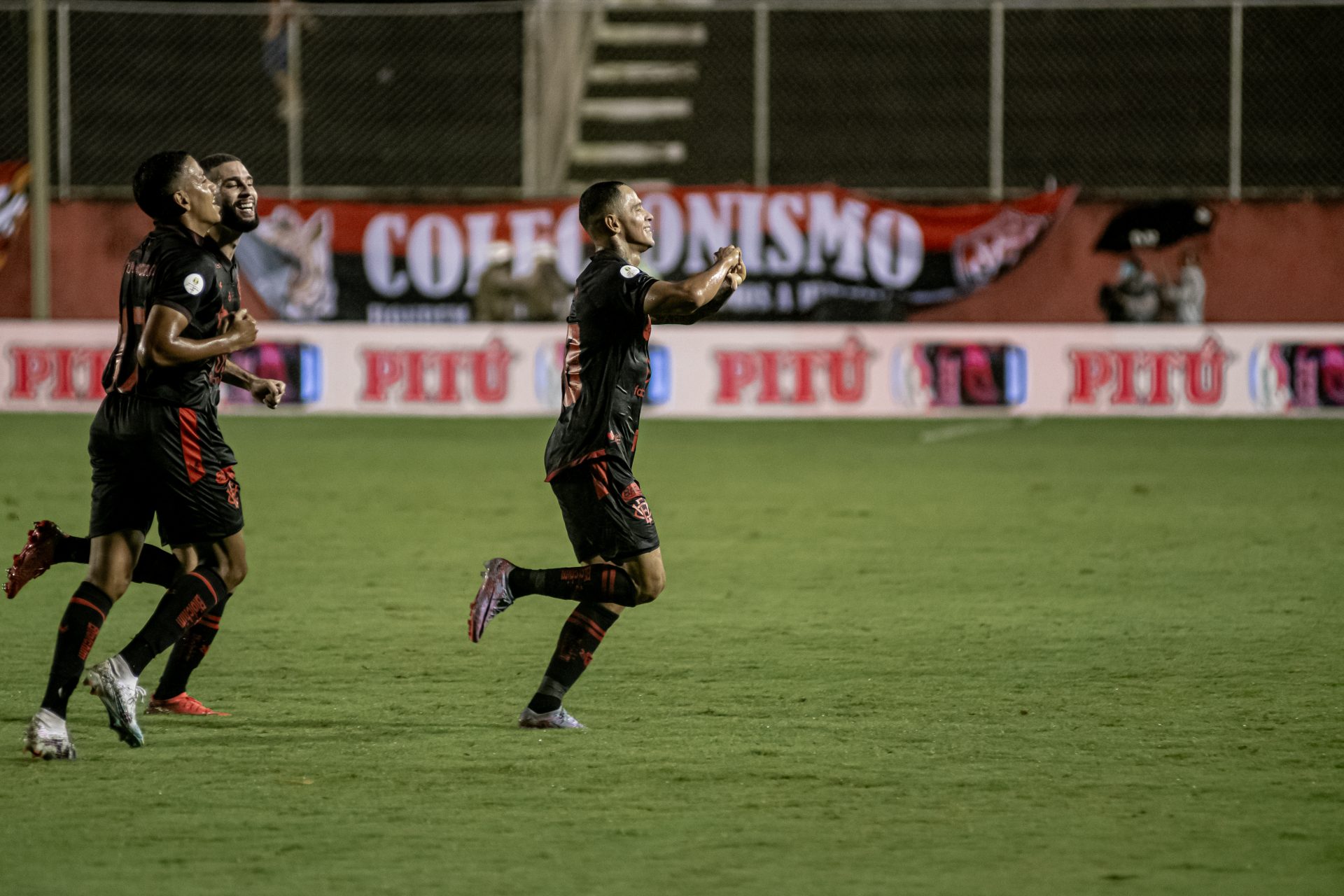 Vitória brilha no fim do jogo e bate o ABC pela série B do Brasileiro