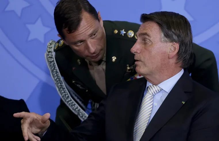 Mauro Cid teria dito em delação que Bolsonaro discutiu golpe com comandantes militares