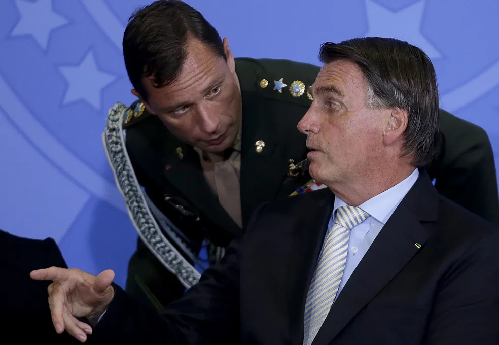 Advogado diz que Mauro Cid vai contar tudo que envolver Bolsonaro na delação