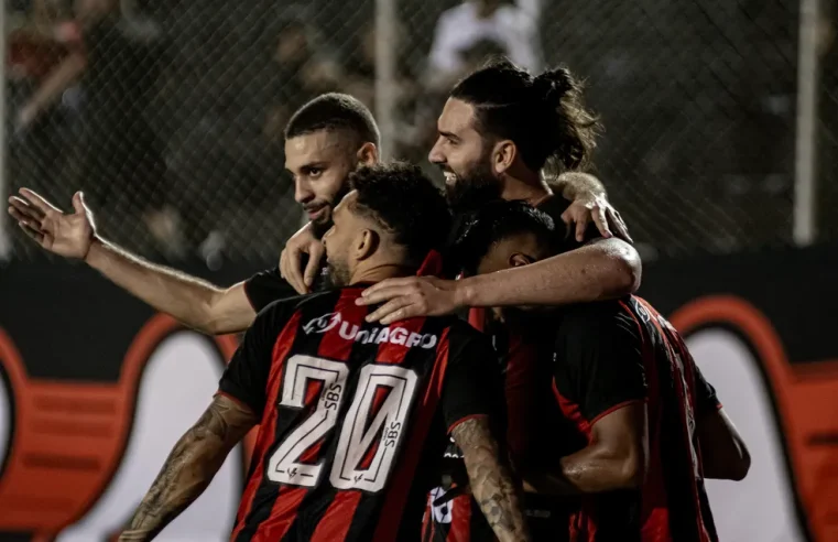 Vitória vence Avaí por 3 a 1 e mantém liderança isolada da Série B