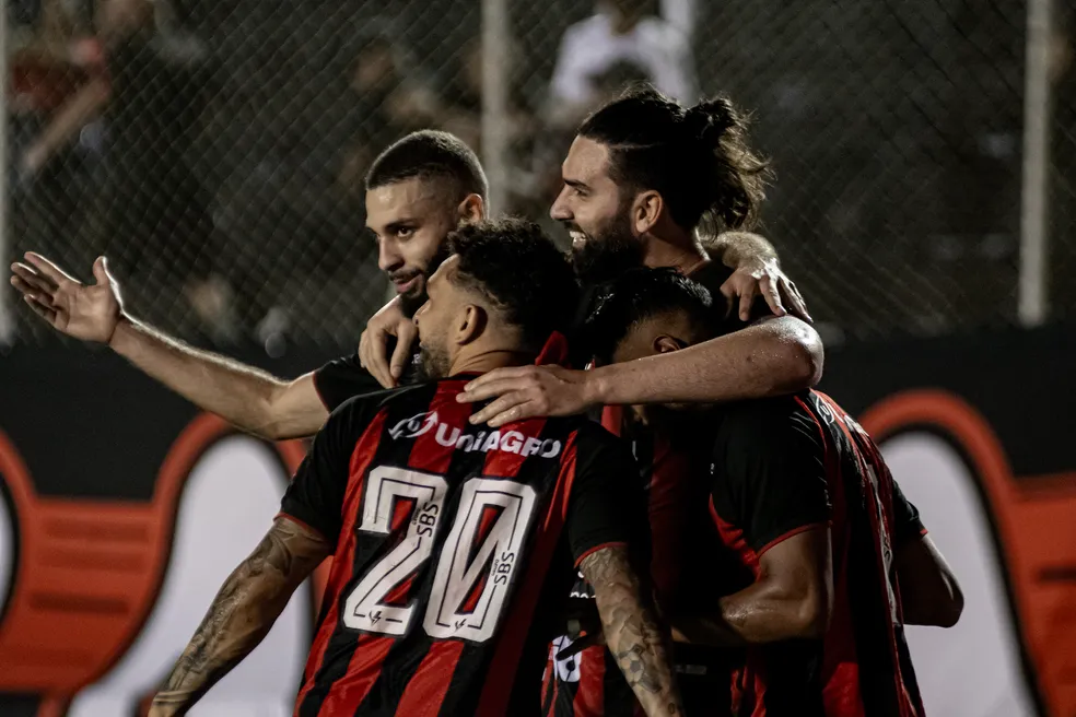 Vitória vence Avaí por 3 a 1 e mantém liderança isolada da Série B