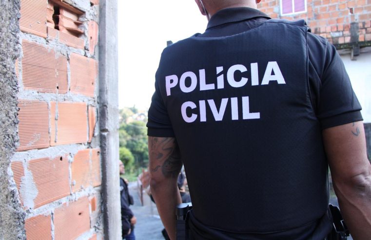 Mãe e padrasto são presos após espancar criança de dois anos