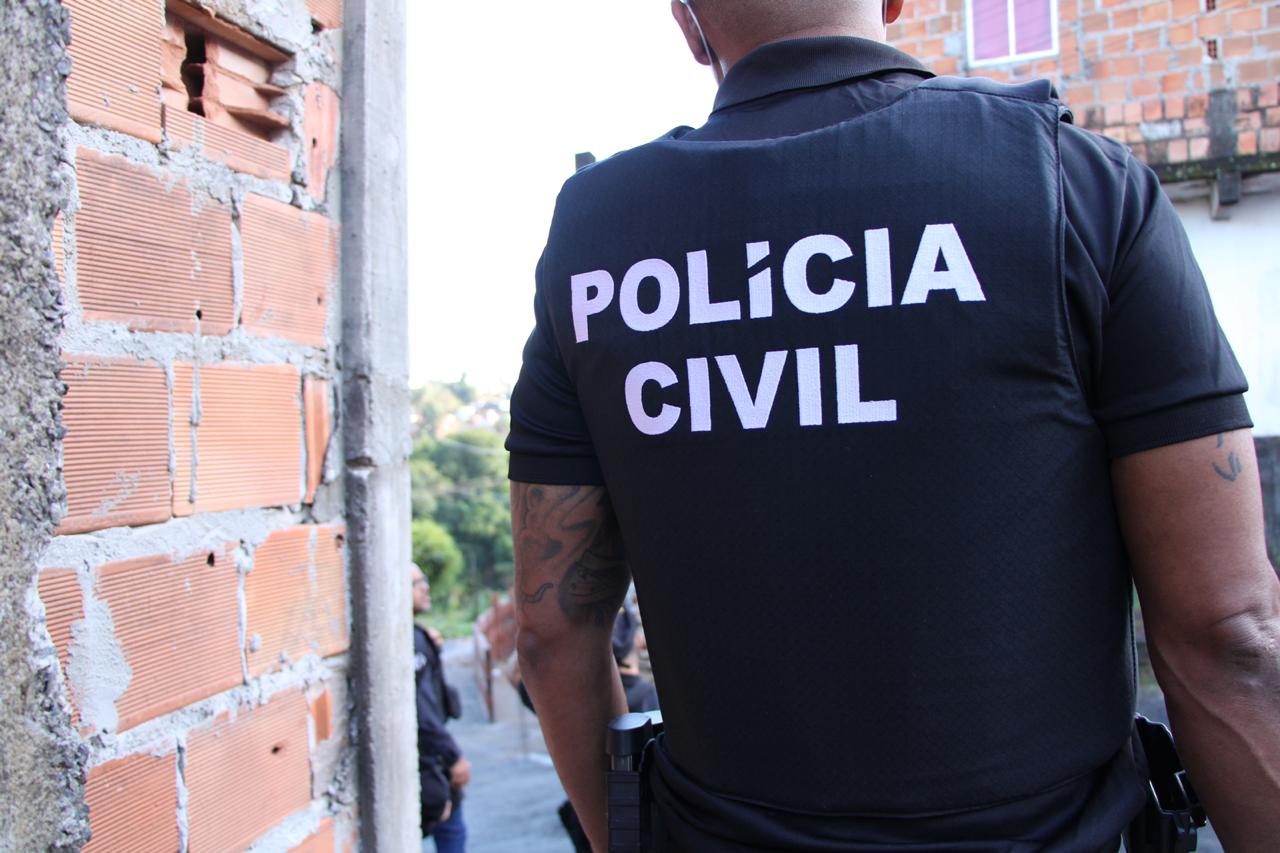 Mãe e padrasto são presos após espancar criança de dois anos