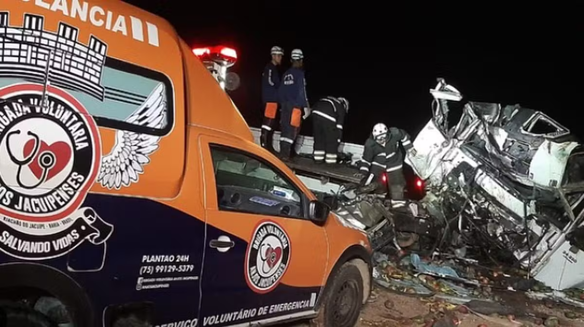 Polícia identifica vítimas da tragédia com ônibus e caminhão na Bahia