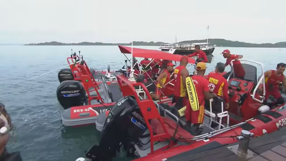 Embarcação naufraga e deixa ao menos 6 mortos na Baía de Todos-os-Santos; Marinha procura desaparecidos