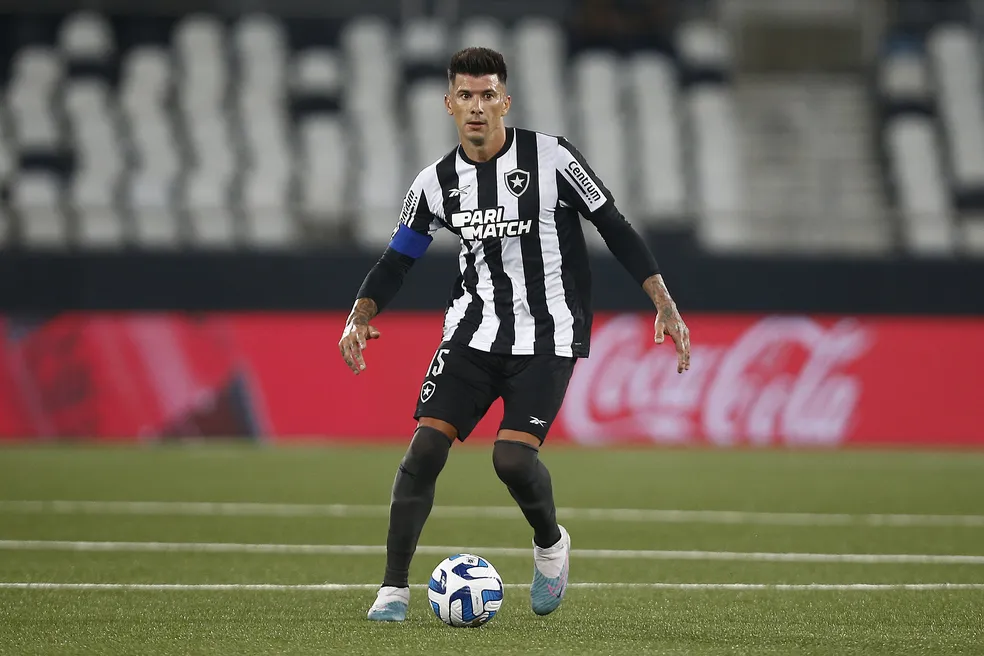 Bahia fecha a contratação de Victor Cuesta, do Botafogo