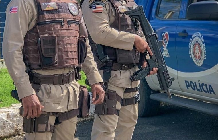 Suspeito troca tiros com a polícia, invade casa e mantém família refém em bairro de Salvador