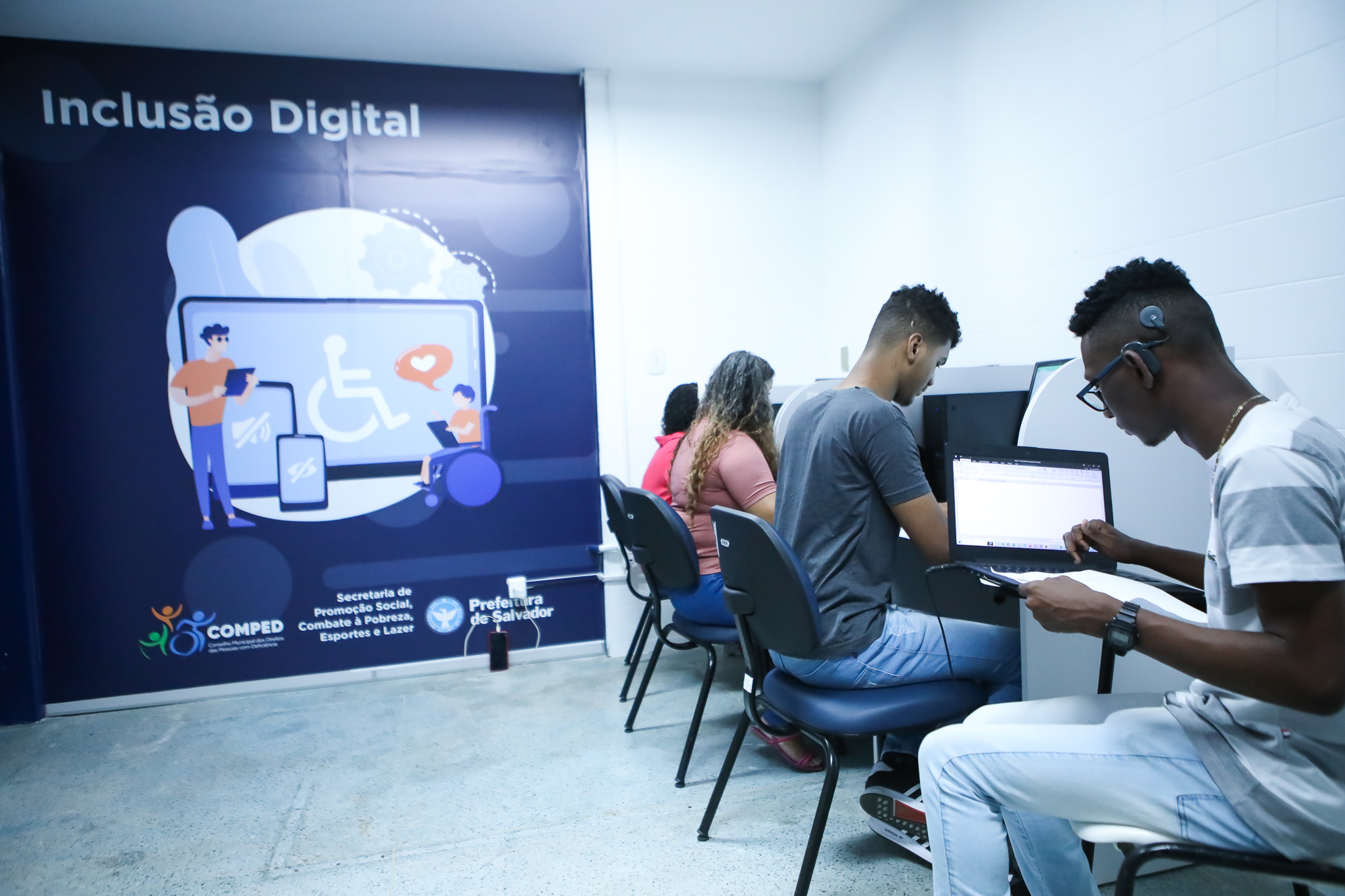 Curso de inclusão digital capacita jovens surdos para o mercado de trabalho