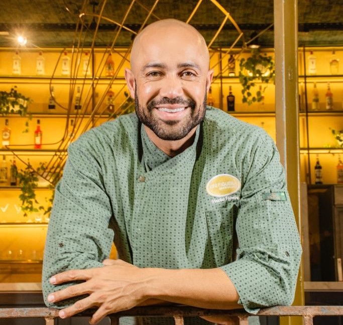 Chef Vini Figueira vai desfilar na passarela da Camisa da Bahia
