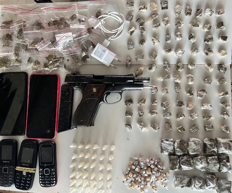 PM apreende drogas e liberta refém na Saramandaia