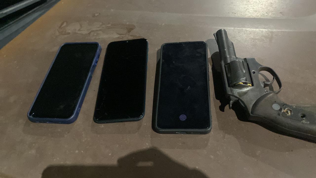 Suspeitos de roubo são presos pela PM na Av. Tancredo Neves