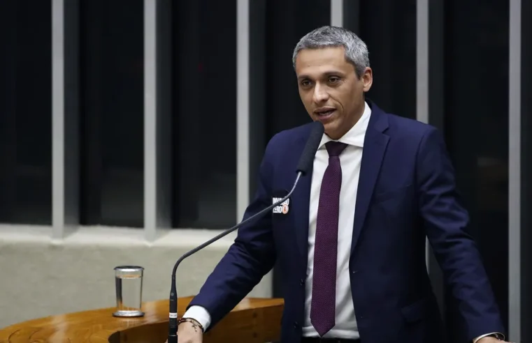 PF faz busca em casa de Deputado Gustavo Gayer; celular é apreendido