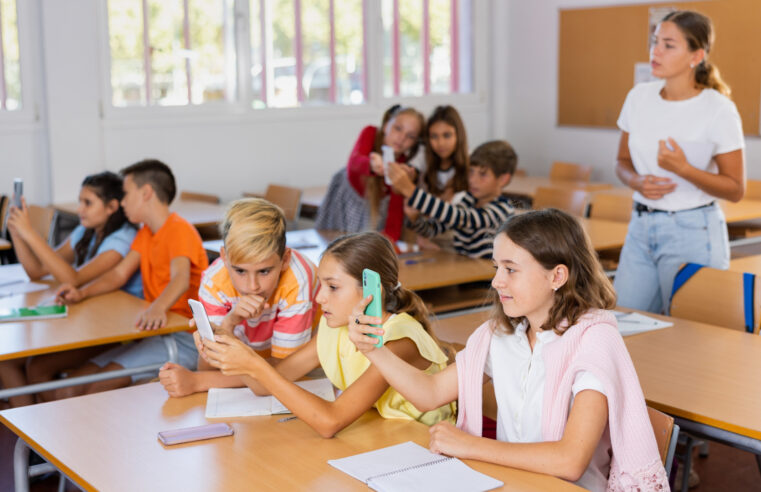 Comissão de Educação aprova projeto que proíbe celular em escolas