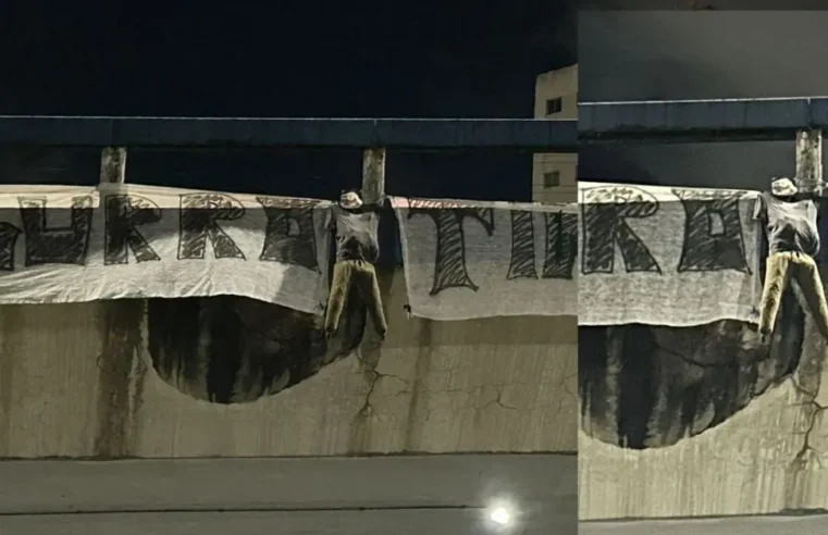 Clima tenso: Torcida do Bahia pendura boneco com rosto de Rogério Ceni em viaduto de Salvador