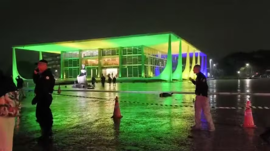 Após explosões praça dos três poderes em Brasília é isolada