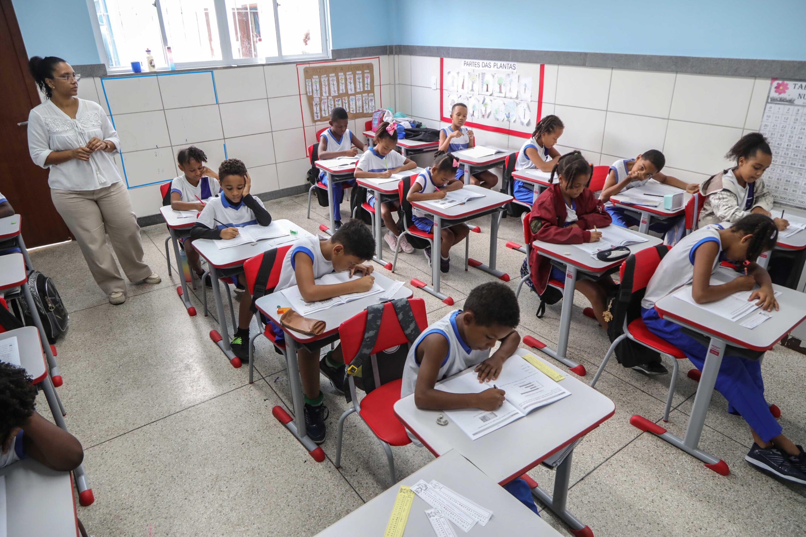 Prefeitura lança edital para contratação de 100 profissionais da educação em Salvador