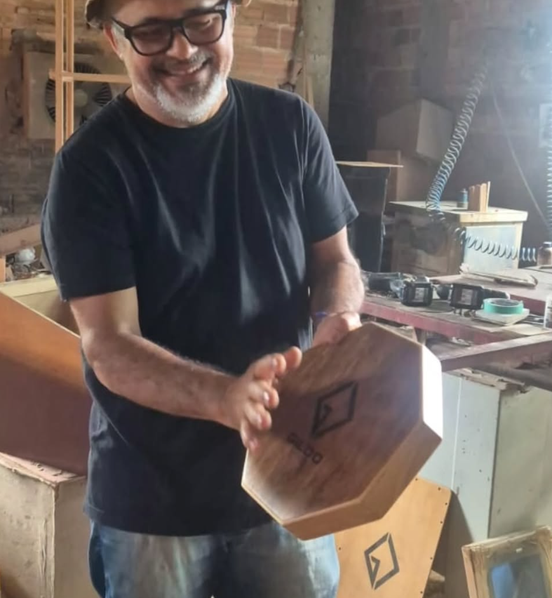 Gildo Cajon: o artesão baiano que transforma madeira em música