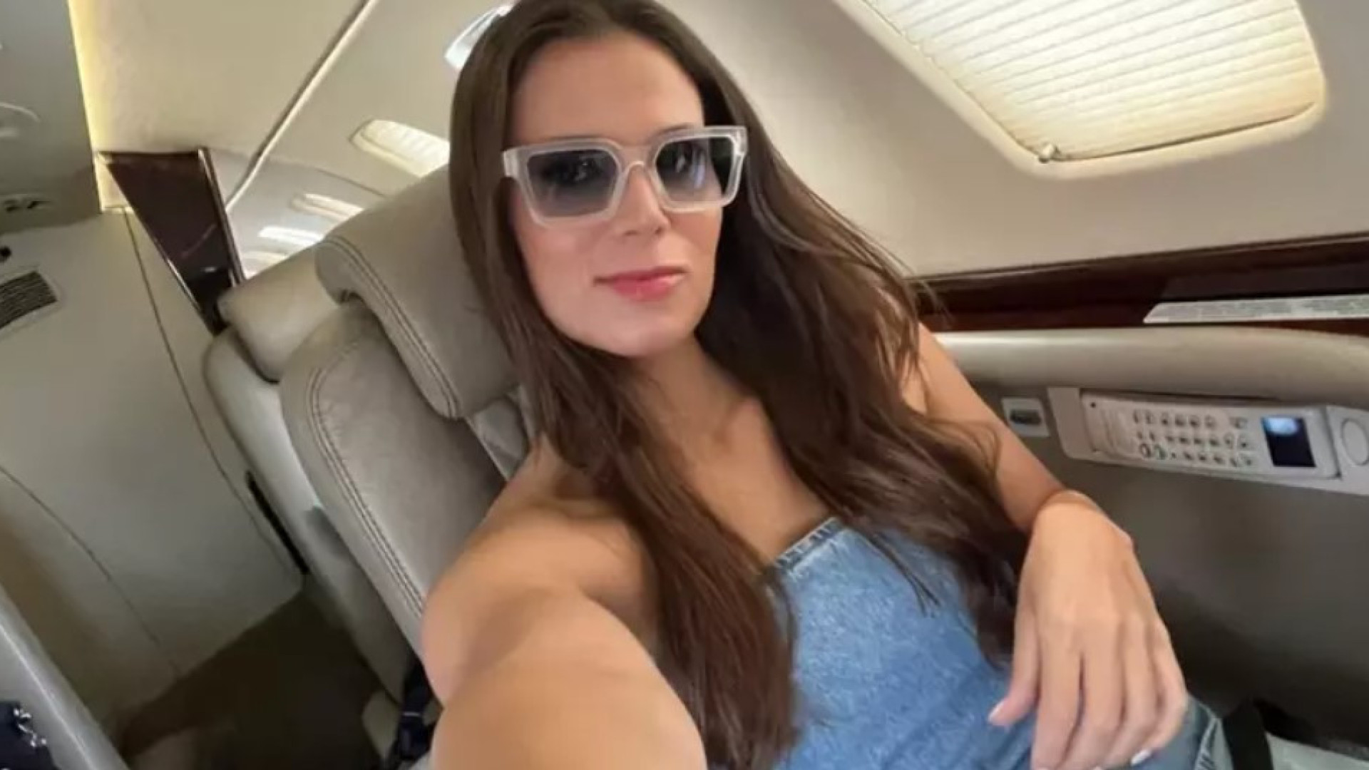 Mulher que ficou famosa após negar trocar assento em avião revela quanto ganha com publicidade atualmente