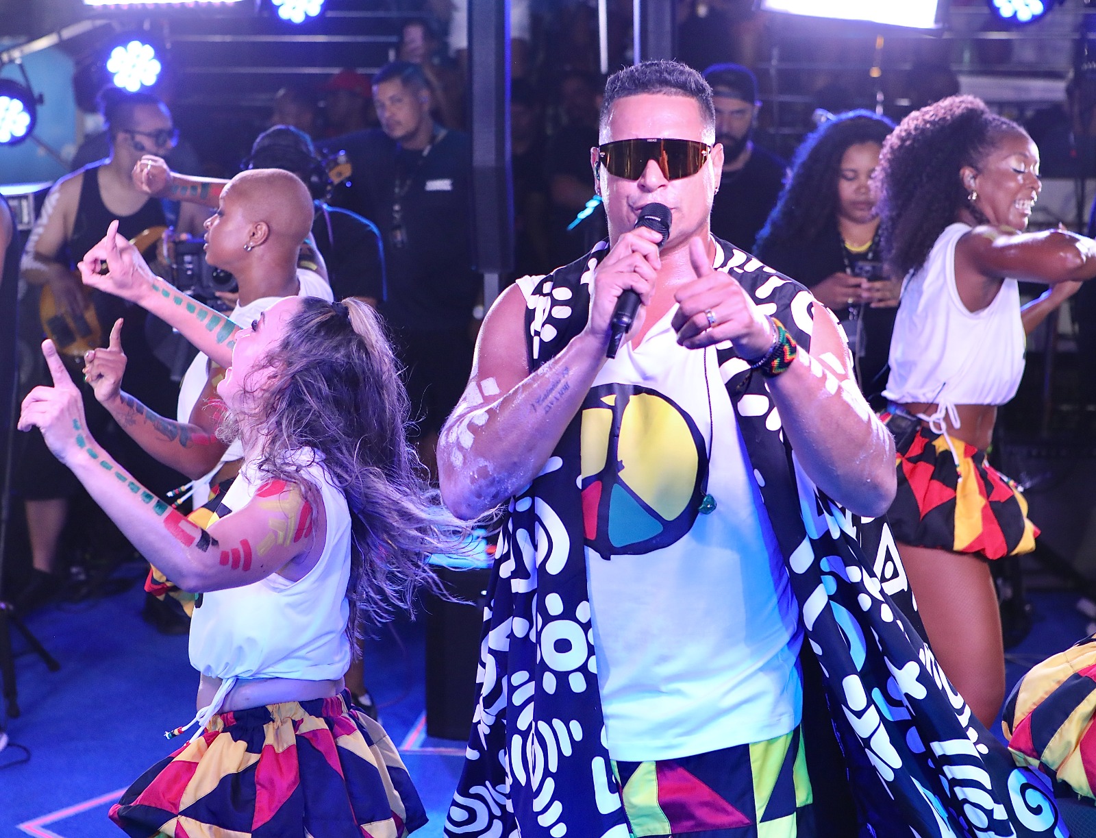 Xanddy arrasta multidão na ‘Melhor Segunda’ e faz homenagem a Timbalada, Olodum e Ilê Aiyê