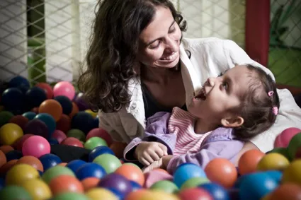 Mãe denuncia falta de cuidadores em escola de Porto Seguro e luta pelo direito à educação da filha com necessidades especiais