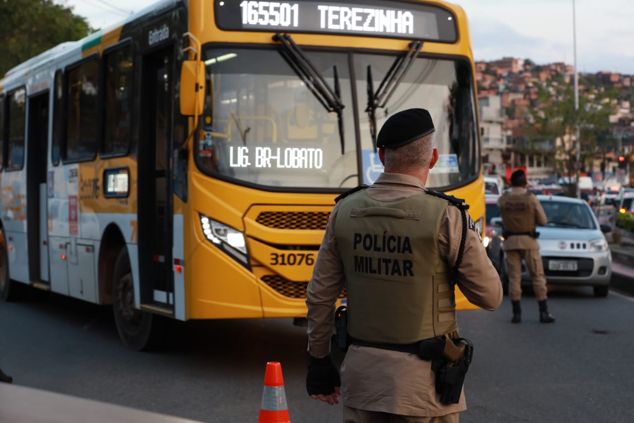 Ônibus voltam a circular em Fazenda Coutos após operação policial que resultou em 12 mortes