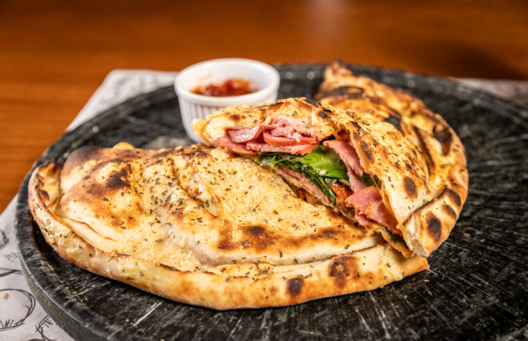 Seguindo tendência do paladar baiano, pizzaria aposta no calzone como refeição completa e alternativa à pizza