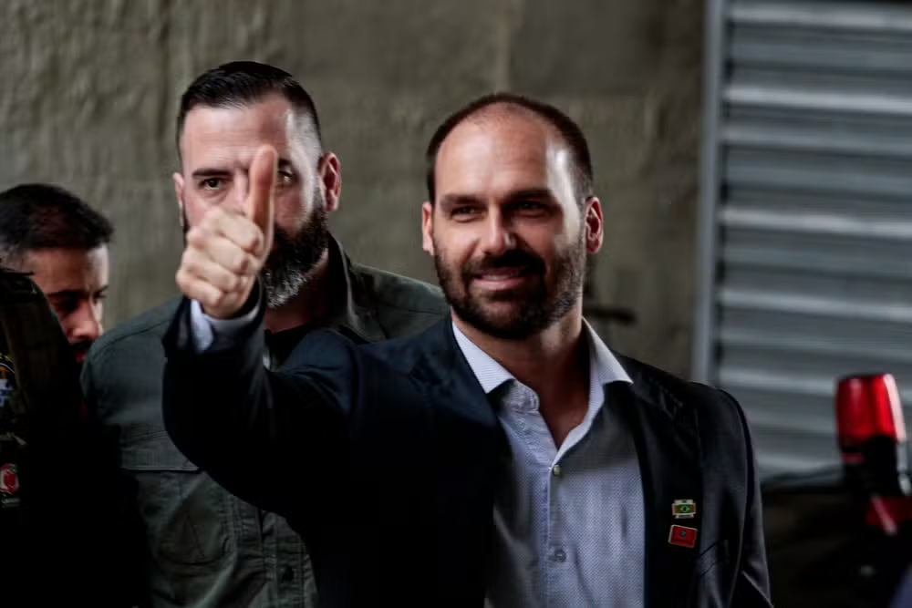 Eduardo Bolsonaro anuncia licença do mandato e mudança para os EUA, citando perseguição política