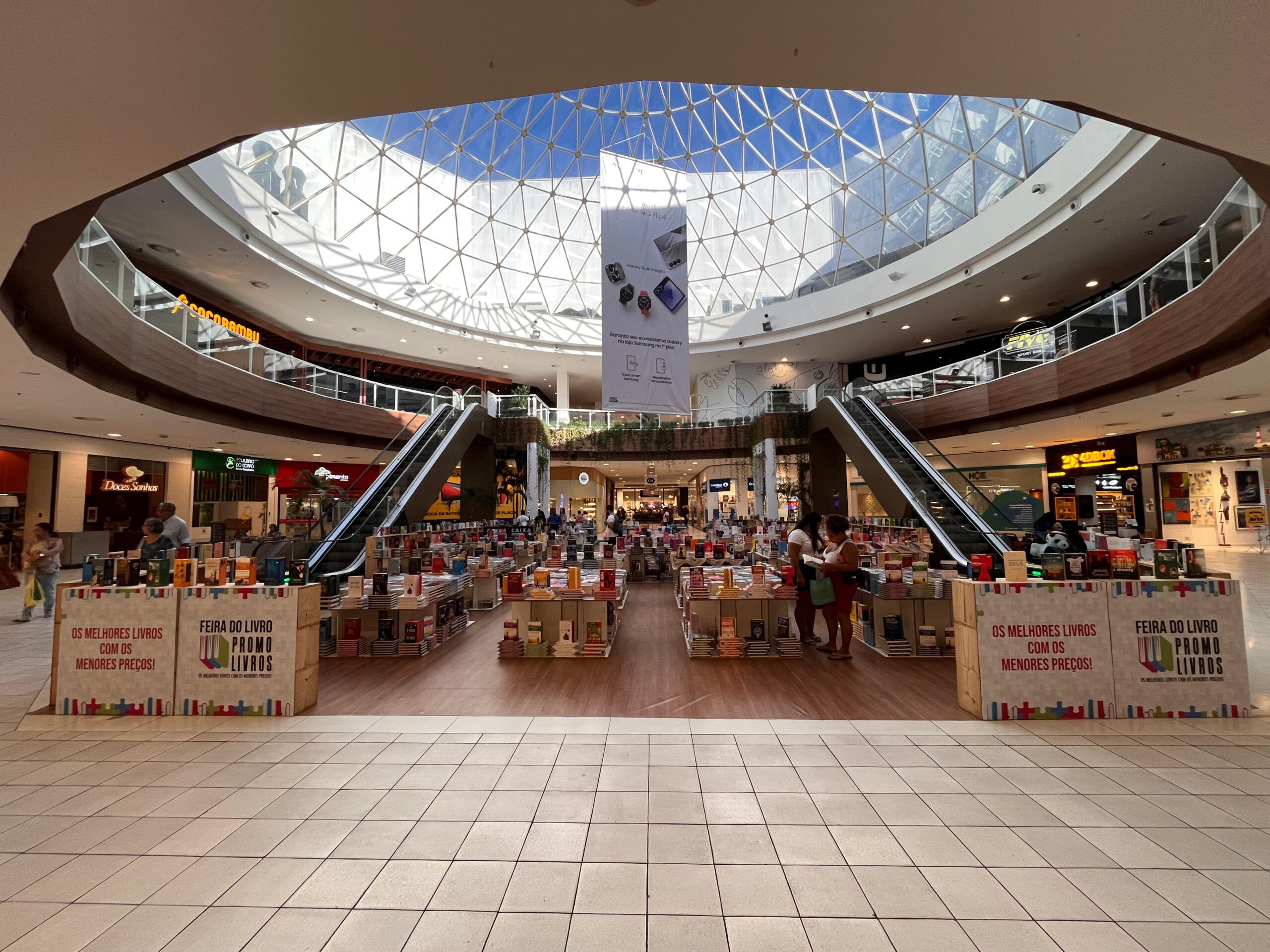 Com mais de 2 mil títulos, feira de livros chega em shopping de Salvador