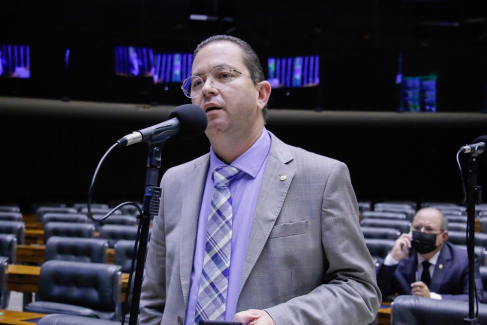 Deputado Alex Santana quer acabar com contagem de dias úteis para pagamento de salários; entenda a proposta