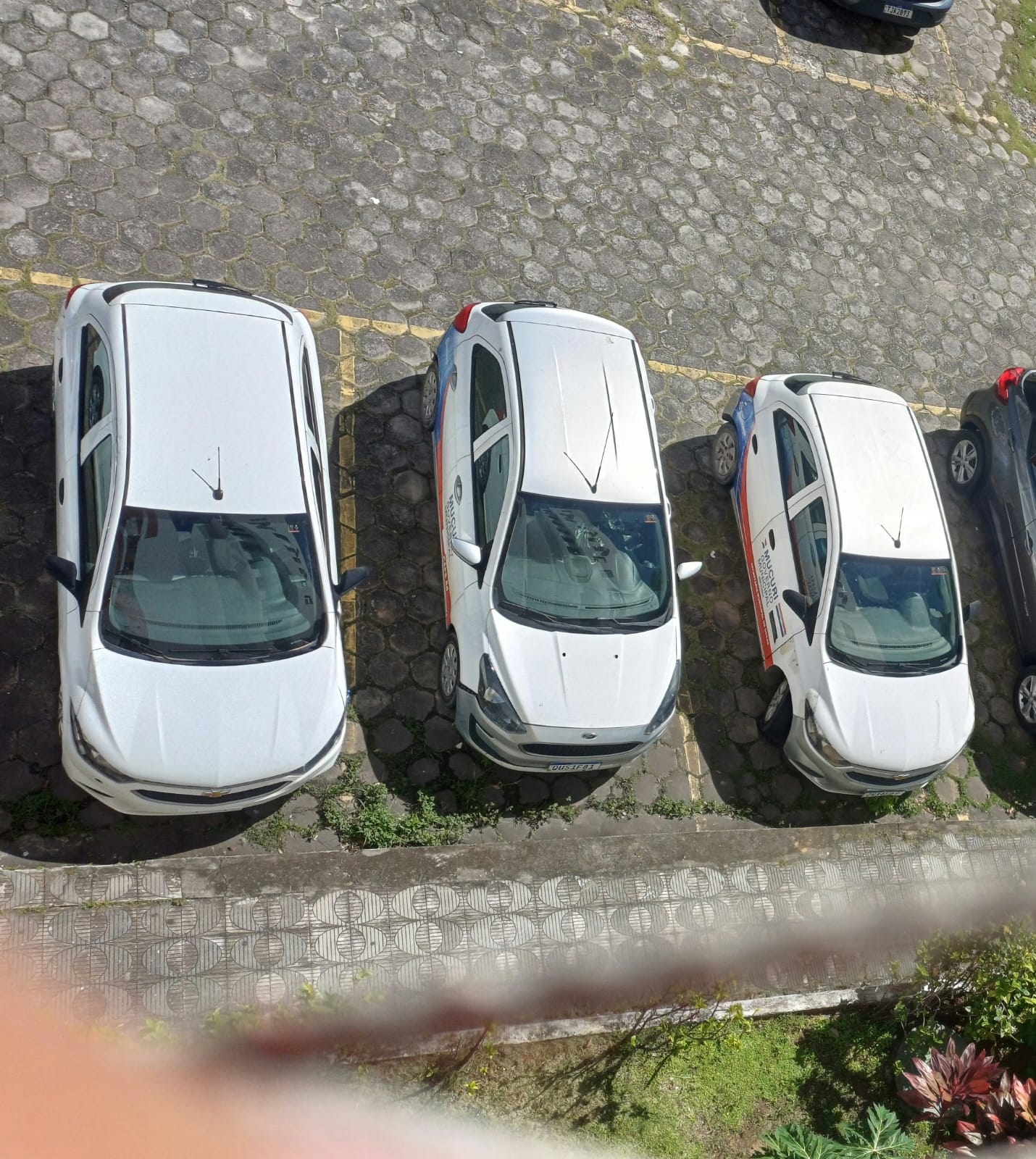 Carros Oficiais da Prefeitura de Mucuri Estacionados Há Dias em Condomínio no Imbuí Geram Indignação Entre Moradores