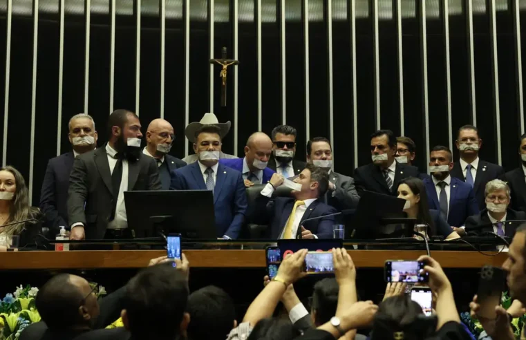 Oposição trava trabalhos na câmara em protesto por prisão de Bolsonaro