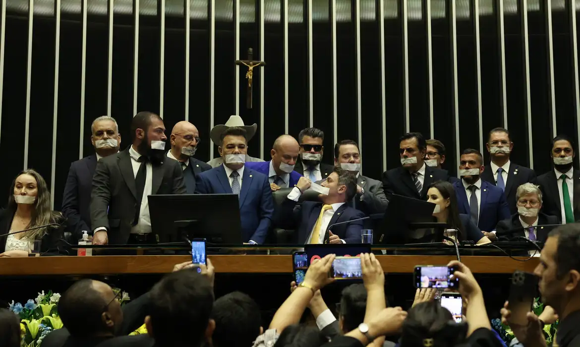 Oposição trava trabalhos na câmara em protesto por prisão de Bolsonaro