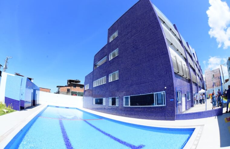Prefeitura inaugura escola com piscina e laboratório em Sussuarana; unidade é a 35ª entregue pela gestão desde 2021