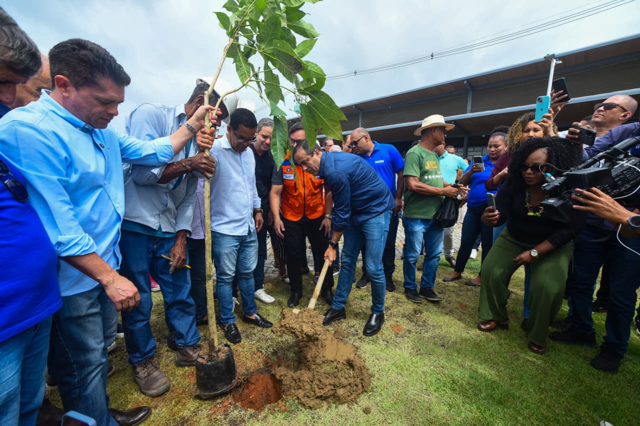 Prefeitura entrega 45 moradias, ecoponto e promove plantio de 50 árvores pelo projeto Novo Mané Dendê