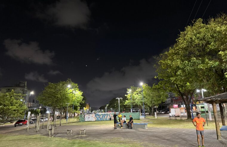 Prefeitura conclui manutenção e reposição da iluminação na Praça Central do Imbuí