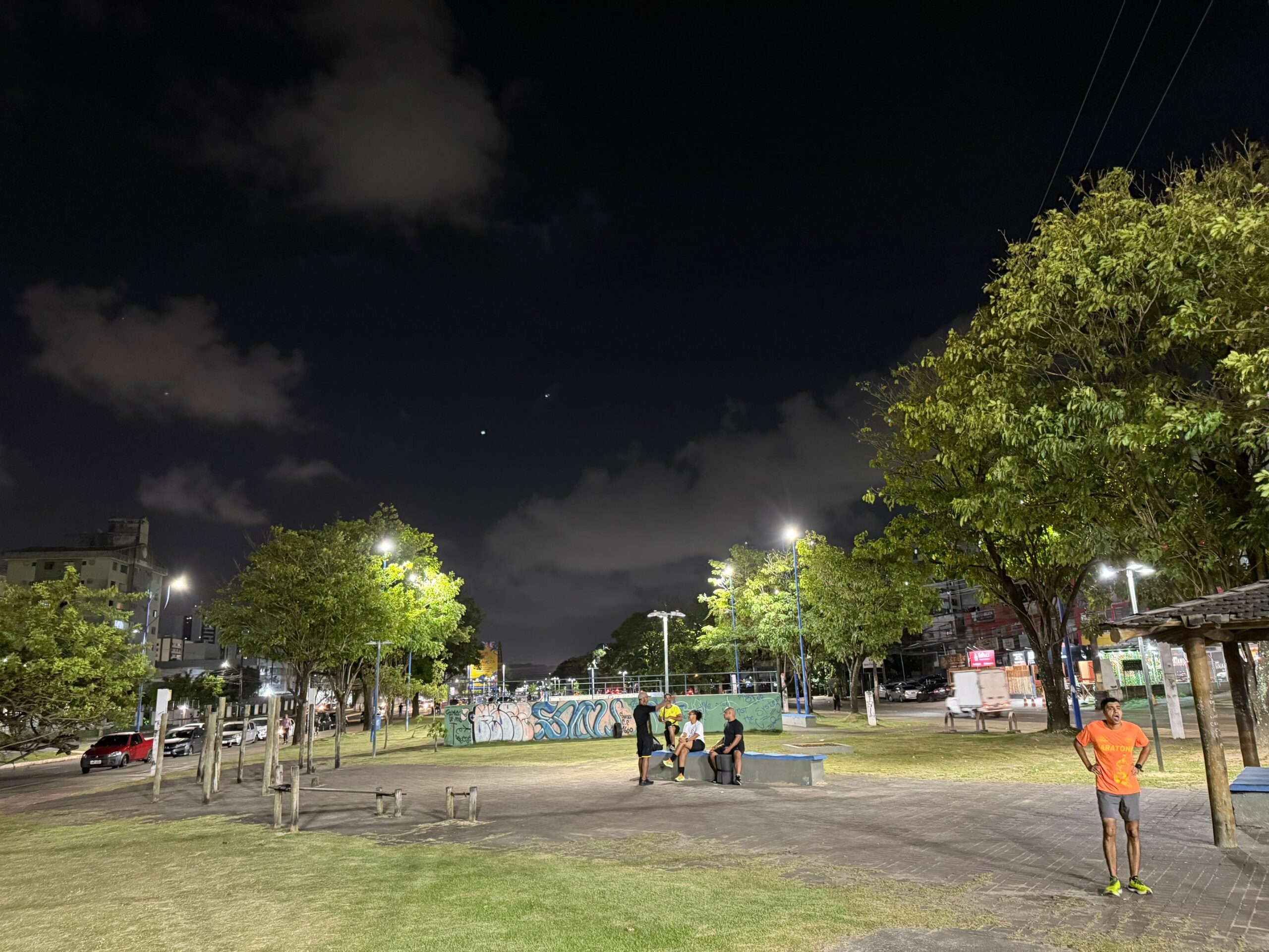 Prefeitura conclui manutenção e reposição da iluminação na Praça Central do Imbuí