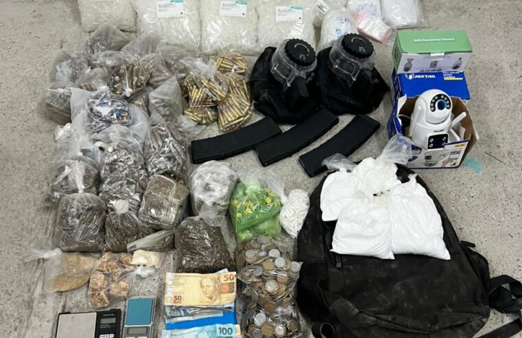 Cerca de 900 munições de fuzil, carregadores e farta quantidade de drogas são apreendidas pela PM em Vera Cruz