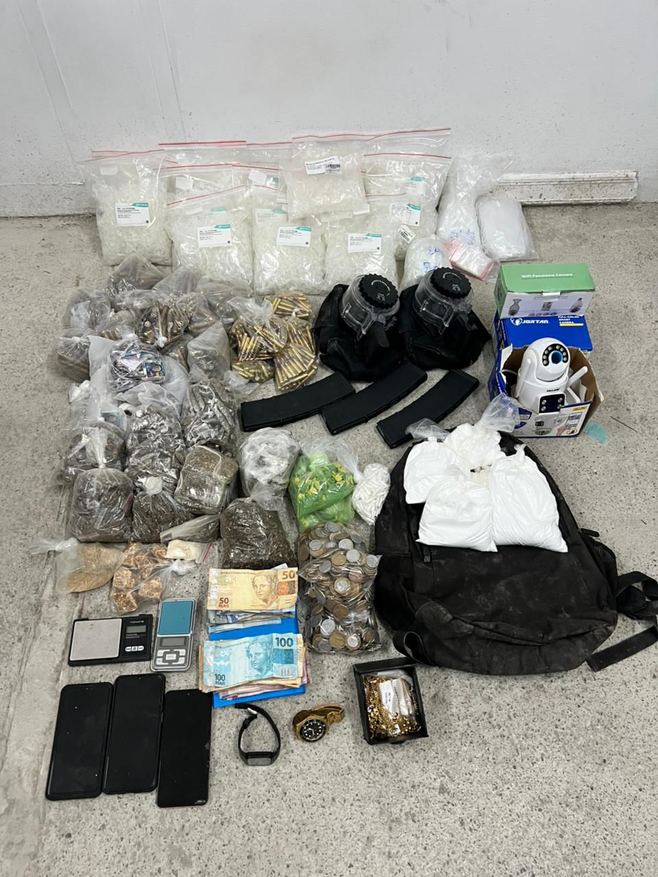 Cerca de 900 munições de fuzil, carregadores e farta quantidade de drogas são apreendidas pela PM em Vera Cruz