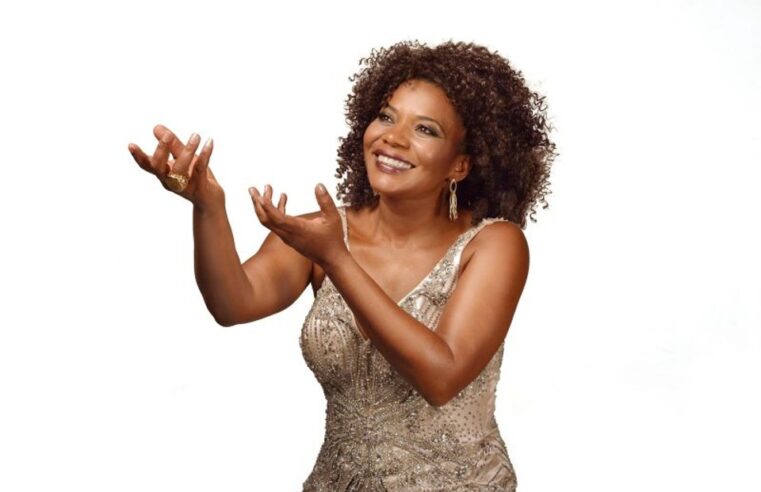 No comando do bloco Os Mascarados, Margareth Menezes convida os cantores Gerônimo e Karinah