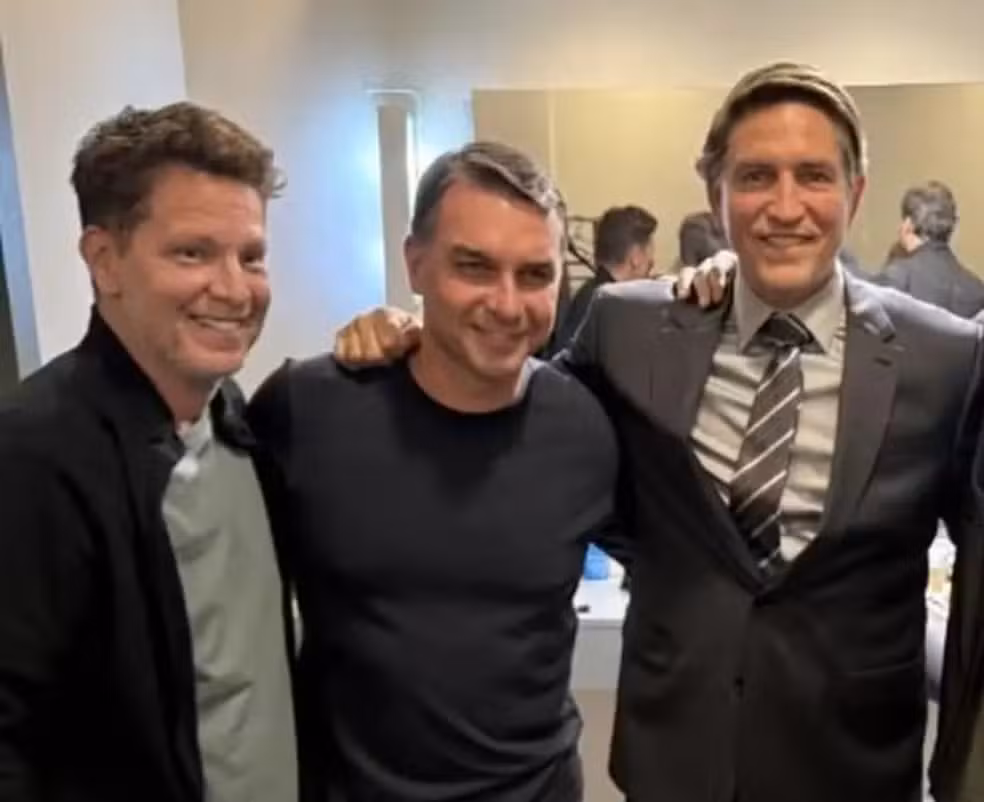 PF investiga se verba de banqueiro para filme financiou Eduardo Bolsonaro nos EUA